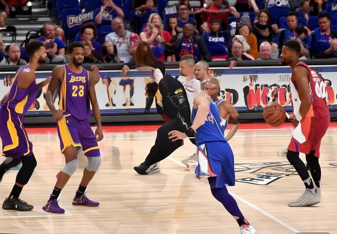 2017季前赛湖人快船对决：鲍尔闪耀，新生力量挑战成熟阵容